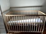 Houten babybedje met matras, Kinderen en Baby's, Ophalen, Zo goed als nieuw, Matras