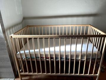 Houten babybedje met matras beschikbaar voor biedingen