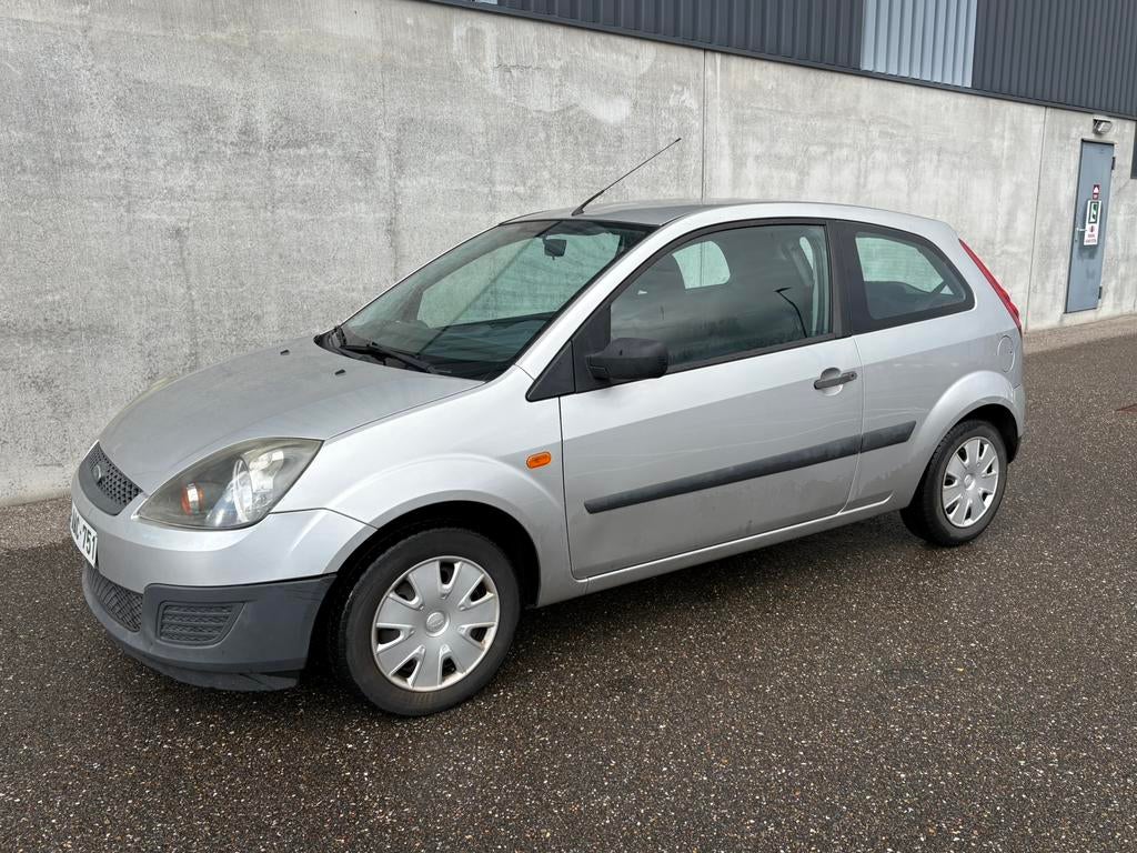 Ford fiesta 1.3i BENZINE 168.000 KM JAAR 2006, Auto's, Voorwielaandrijving, 1299 cc, Stof, 4 cilinders