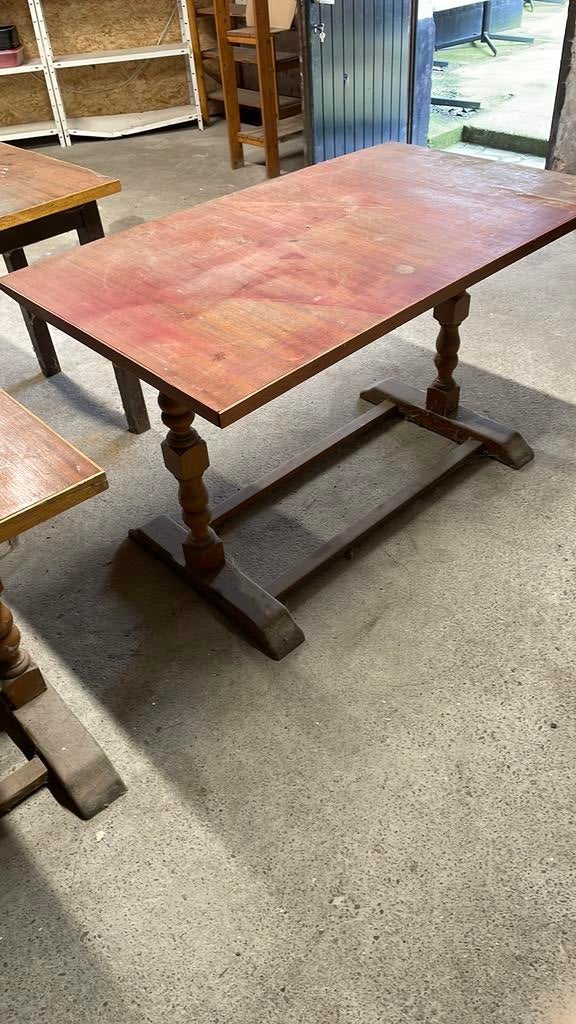 Vieilles tables de café, Enlèvement