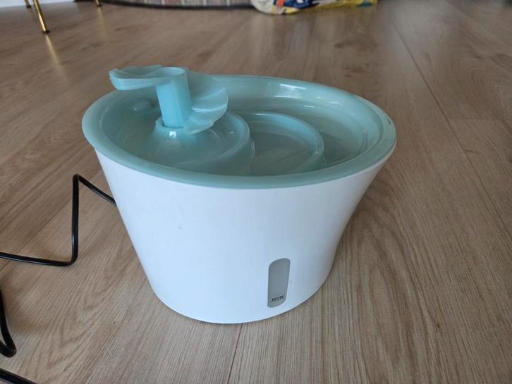 Fontaine à eau automatique avec filtre pour animaux de compa, Animaux & Accessoires, Nourriture & Abreuvoirs pour chats, Neuf
