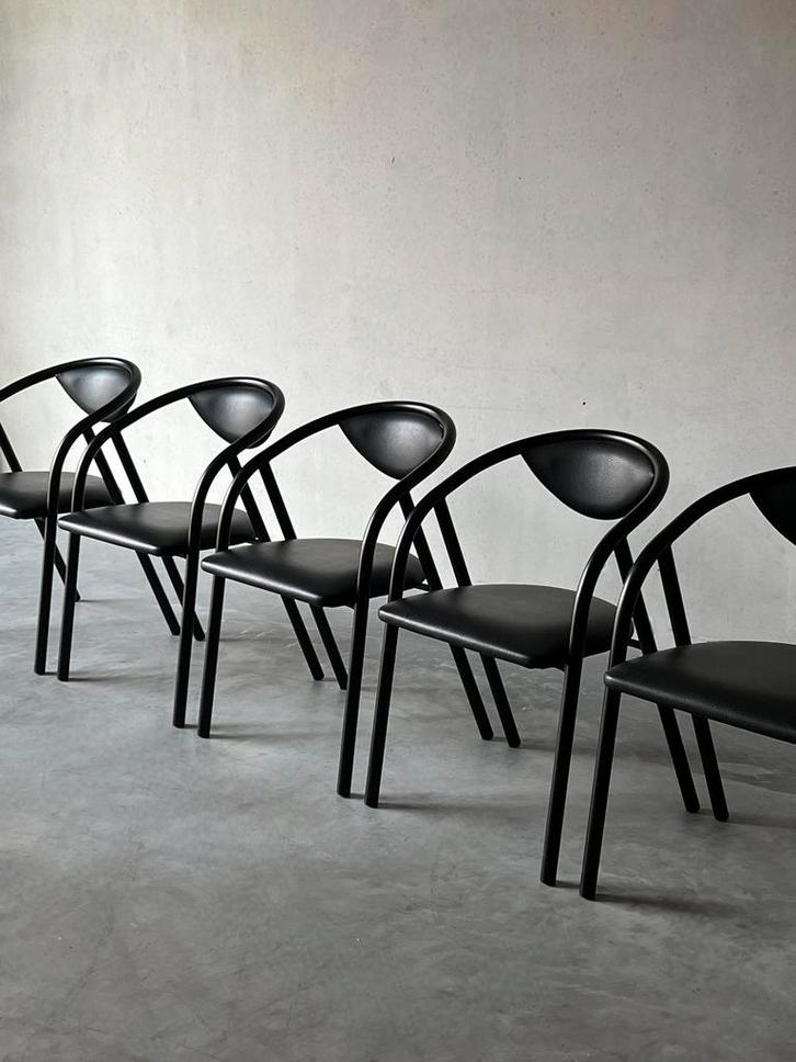 Post moderne zwarte lederen eetkamerstoelen, Maison & Meubles, Chaises, Comme neuf, Noir, Enlèvement