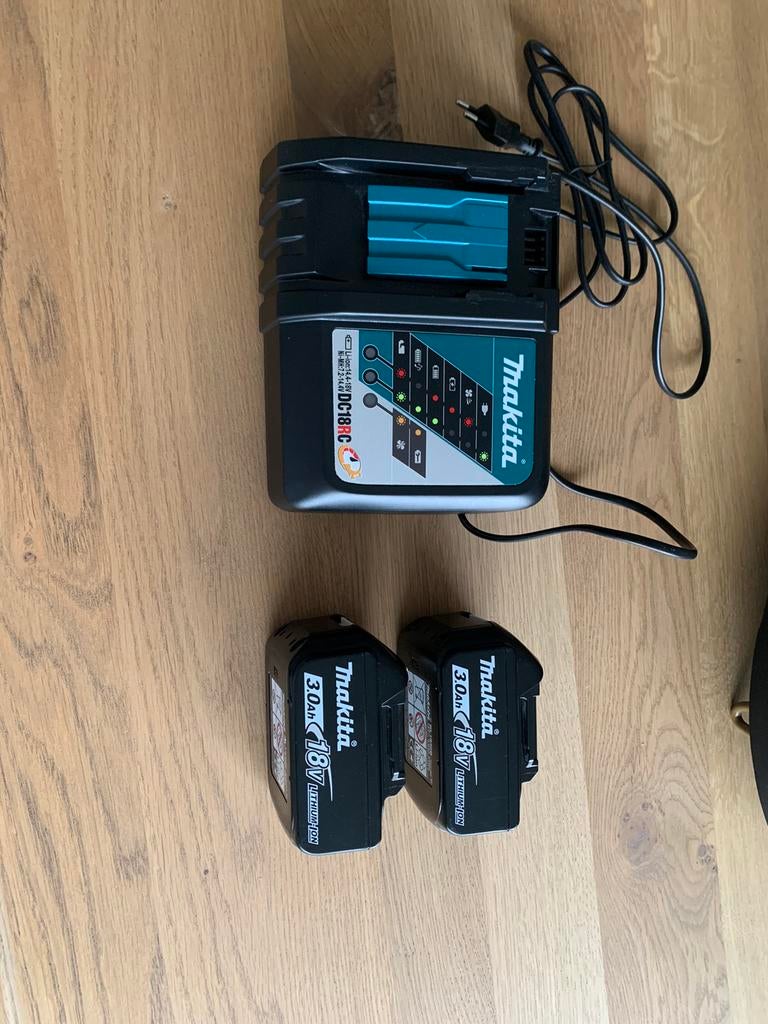 Makita accu / batterij set met oplader, Ophalen, Zo goed als nieuw, Oplaadbaar