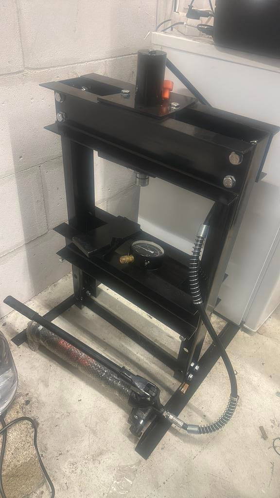 10 ton pers, Ophalen, Zo goed als nieuw