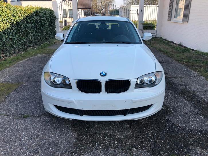 Bmw 116i e87, Autos, BMW, Particulier, Série 1, Jantes en alliage léger, Essence, Euro 5, 5 portes, Boîte manuelle, Blanc, Bleu