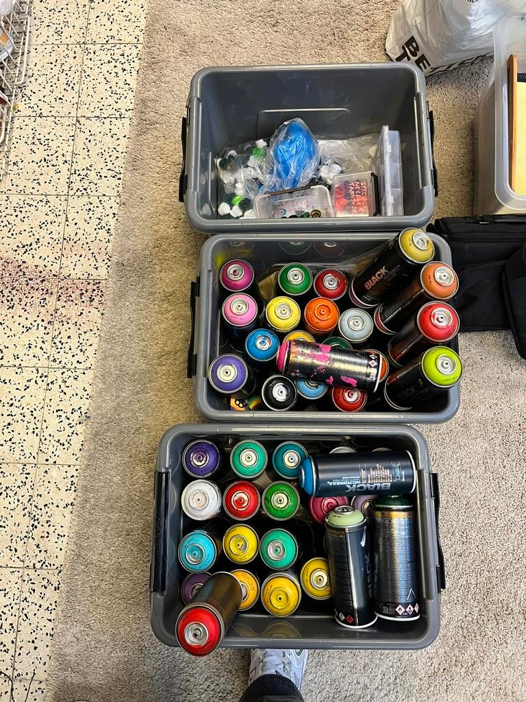 40-tal graffiti spuitbussen montana, Ophalen, Zo goed als nieuw