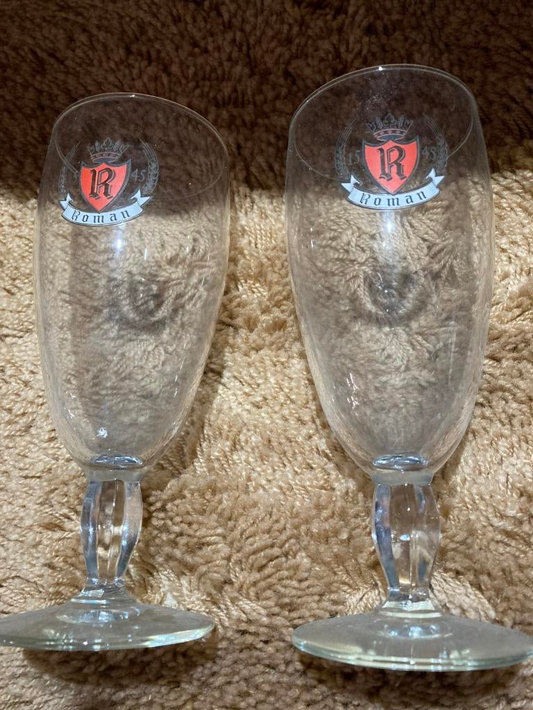 Roman, 2 bierglazen op voet, Verzamelen, Biermerken, Ophalen, Zo goed als nieuw, Glas of Glazen