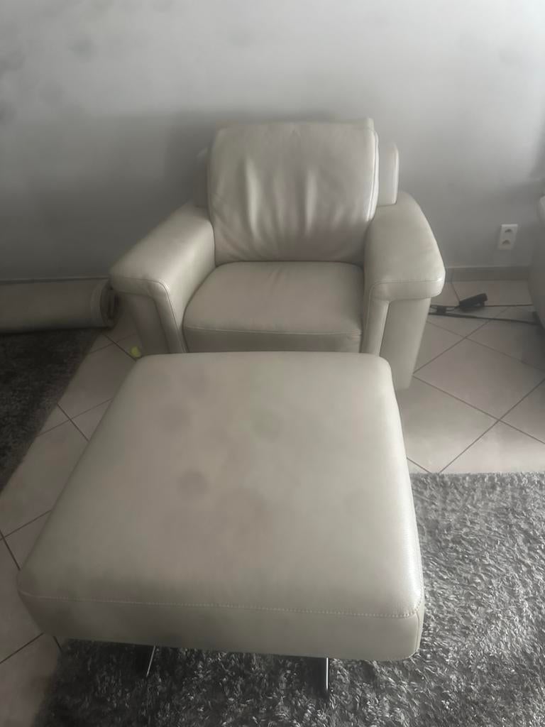 Echte lederen 1persoons zetel met grote poef van chateau dax, Huis en Inrichting, Ophalen, Zo goed als nieuw