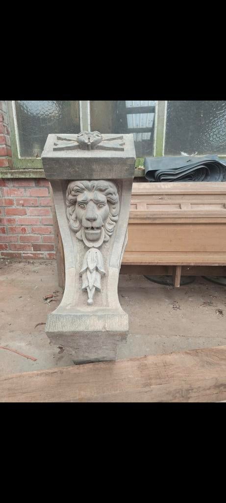 2 arduinen leeuwenkoppen.Afkomstig uit kasteel, Enlèvement