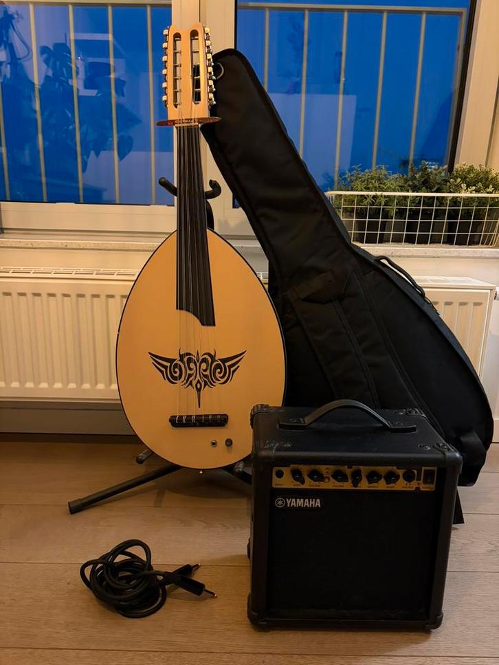 Elektrische Oud / Luit + Yamaha Versterker & Accessoires, Muziek en Instrumenten, Snaarinstrumenten | Gitaren | Elektrisch, Zo goed als nieuw