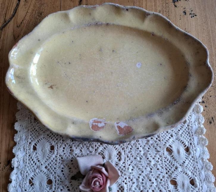 Oude doorleefde zuid Franse schaal met lichtgele glazuur, Antiek en Kunst, Antiek | Keramiek en Aardewerk, Ophalen of Verzenden