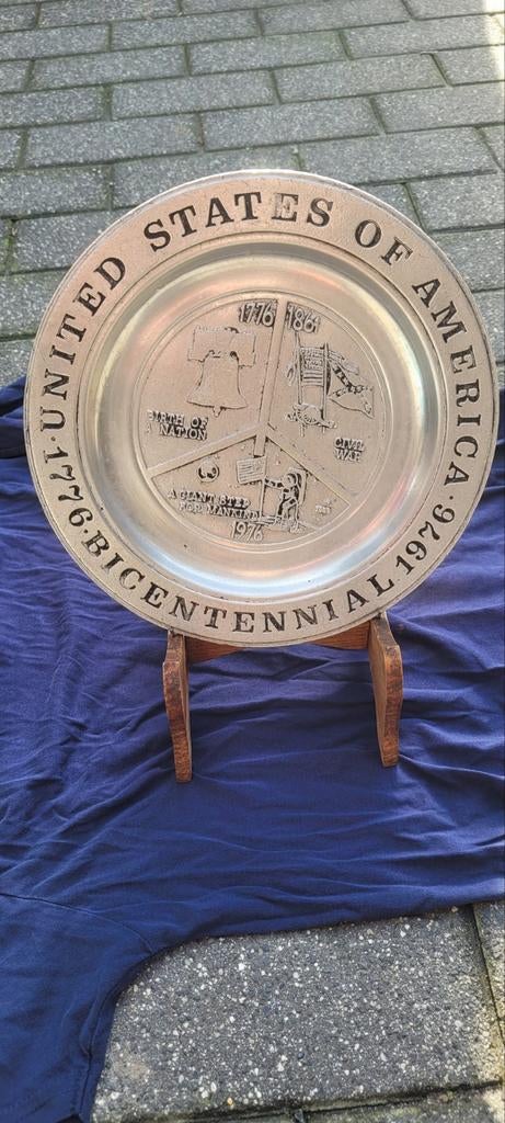 Assiette commémorative en étain USA, Enlèvement