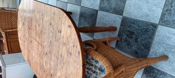 Tafel met stoelen beschikbaar voor biedingen