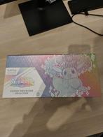 Pokémon - S&V Prismatic Evolutions Super Premium Collection, Hobby en Vrije tijd, Verzamelkaartspellen | Pokémon, Ophalen, Nieuw