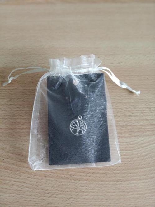 Zilveren hanger / ketting / levensboom / in geschenkverpakki, Handtassen en Accessoires, Kettingen, Nieuw, Zilver, Zilver, Met hanger