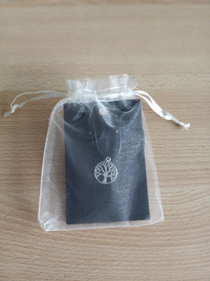 Zilveren hanger / ketting / levensboom / in geschenkverpakki, Handtassen en Accessoires, Kettingen, Nieuw, Zilver, Zilver, Met hanger