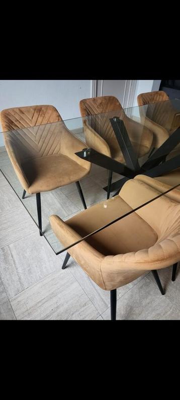 Eettafel (Glas/zwart) + 6x lichtbruine stoffen zetels