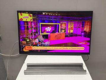 (7) Smart tv Sonny met muurbeugel met afstandsbediening beschikbaar voor biedingen