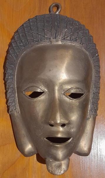 Masque africain en bronze patiné