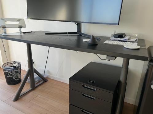 IKEA IDÅSEN zit-sta bureau — Uitstekende staat, Huis en Inrichting, Bureaus, Zo goed als nieuw, Stabureau, Elektrisch, In hoogte verstelbaar