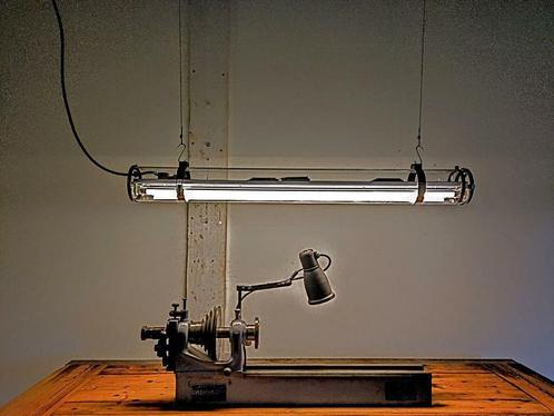 Vintage industriële lamp met dimbare smart led tubes, Antiquités & Art, Curiosités & Brocante, Enlèvement ou Envoi