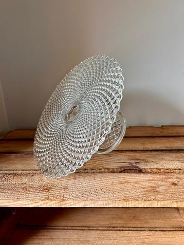 Retro taartschotel op voet in geslepen glas beschikbaar voor biedingen