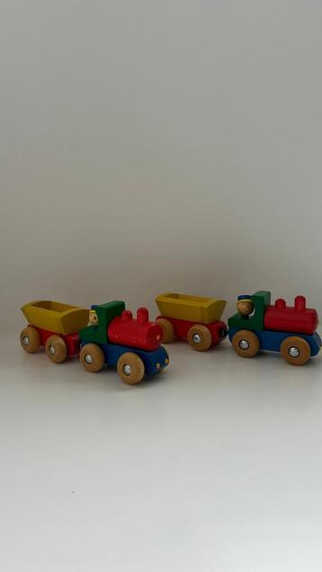 Houten speelgoedtreintjes beschikbaar voor biedingen
