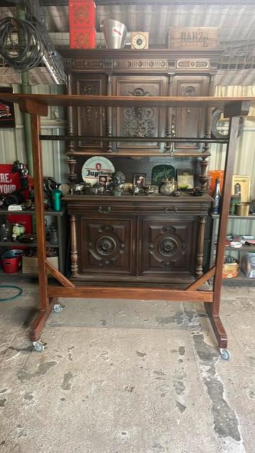 Oud kledingsrek beschikbaar voor biedingen