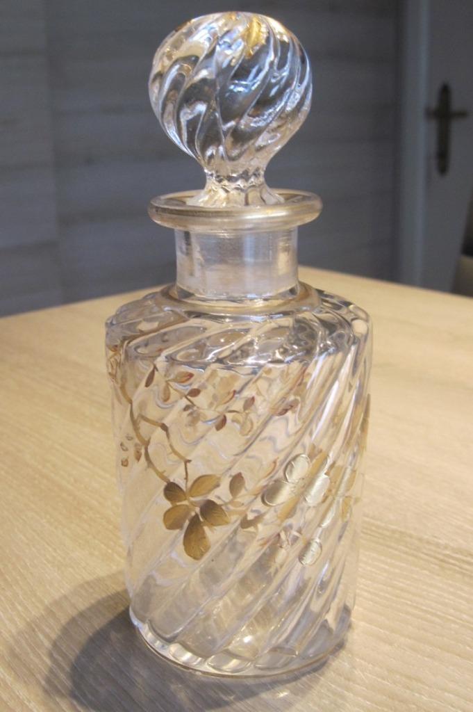 Saint-Louis kristal parfumfles met vergulde bloemmotieven, Antiek en Kunst, Antiek | Glaswerk en Kristal, Ophalen of Verzenden