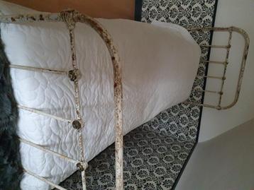 Antiek 1 persoons bed beschikbaar voor biedingen