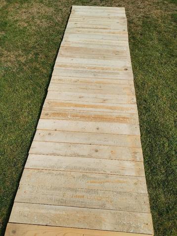 Bekistingplankjes voor gieten van betonnen trap (onderzijde) beschikbaar voor biedingen