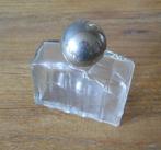 Petit flacon en verre (ancien flacon de parfum ?), Enlèvement