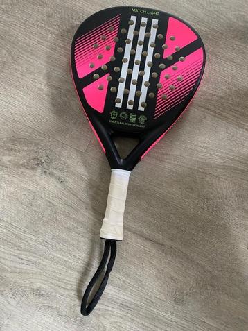 Padel racket beschikbaar voor biedingen