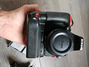Nikon batterijen, oplader, batterijgrip (gratis body) beschikbaar voor biedingen