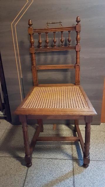 Zeer mooie oude decoratieve bijzetstoel beschikbaar voor biedingen