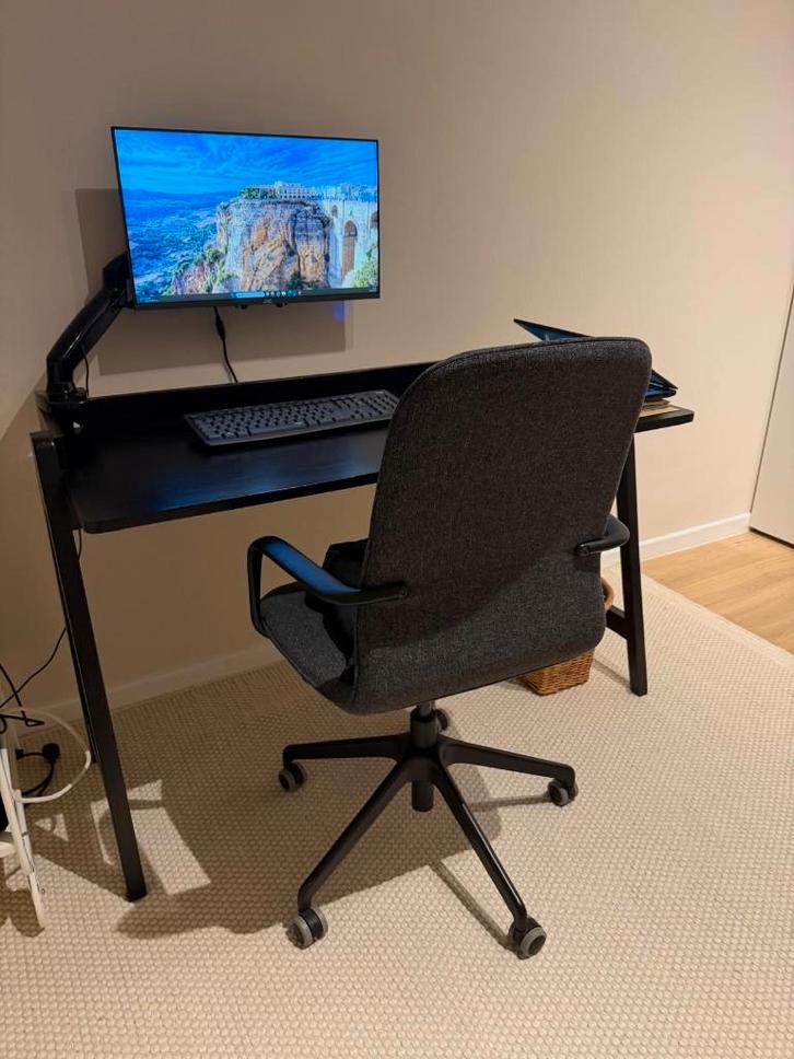 Bureau + chaise + écran PC (avec bras inclu), Maison & Meubles, Bureaux, Utilisé, Bureau, Enlèvement