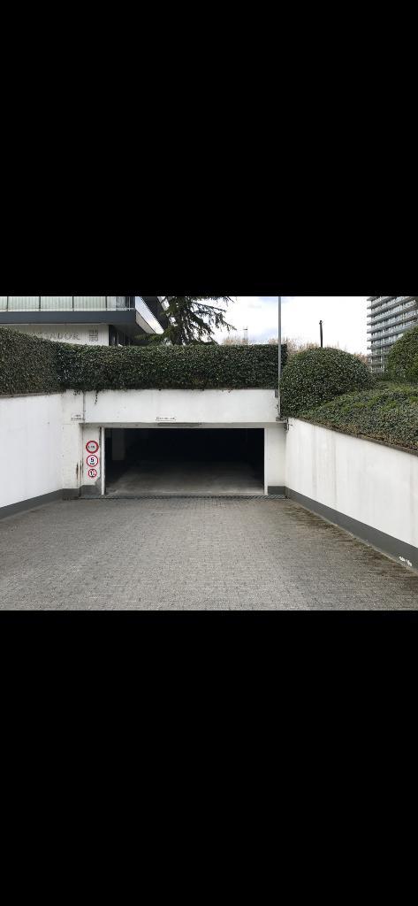 Overdekte autostaanplaats te Berchem, Auto diversen, Autostaanplaatsen en Garages