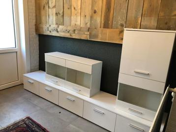 Moduleerbaar wandmeubel met 2 lage kasten en 2 hangkasten beschikbaar voor biedingen