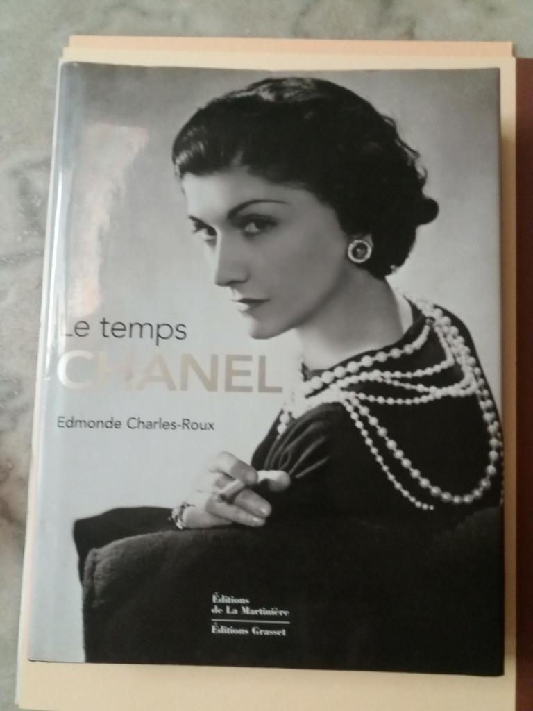 Le temps Chanel. Edmonde Charles-Roux., Collections, Musique, Artistes & Célébrités, Comme neuf, Enlèvement ou Envoi