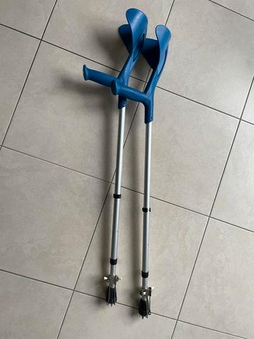 Krukken met wegklapbare spikes beschikbaar voor biedingen