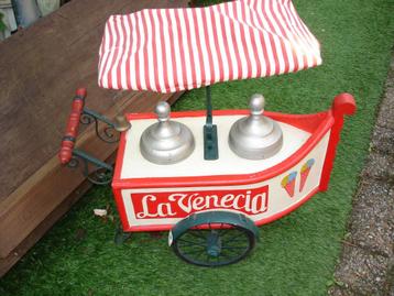 Mooie oude hand gemaakte ijskar decoratie beschikbaar voor biedingen