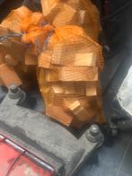 Zakken blokken hout afkomstig van kepers, Ophalen, Blokken