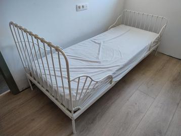 Ikea Minnen meegroeibed met lattenbodem en matras, Kinderen en Baby's, Kinderkamer | Bedden, Ophalen, Gebruikt, Lattenbodem