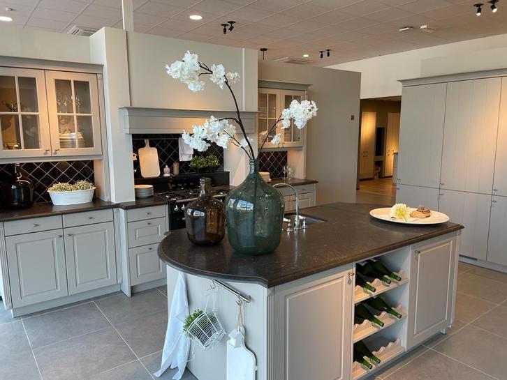 Toonzaalkeuken Oostende Expo 26, Huis en Inrichting, Keuken | Complete keukens, Zo goed als nieuw, Overige typen, Grijs, Met kookeiland