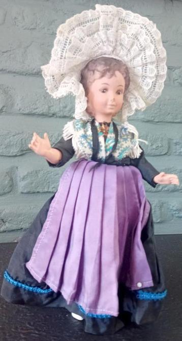 Vintage 60er jaren Bretoens poppetje celluloid + kant beschikbaar voor biedingen