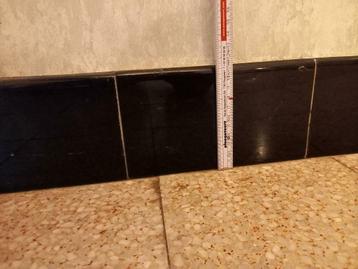 zwarte plinten beschikbaar voor biedingen