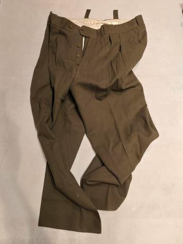 Pantalon ABL pour compléter l'uniforme, Enlèvement