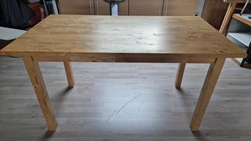 grenen tafel beschikbaar voor biedingen