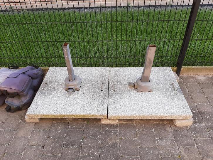 Zware parasolvoet in graniet (+-50kg), Tuin en Terras, Parasols, Gebruikt, Parasolvoet, Verstelbaar, Ophalen