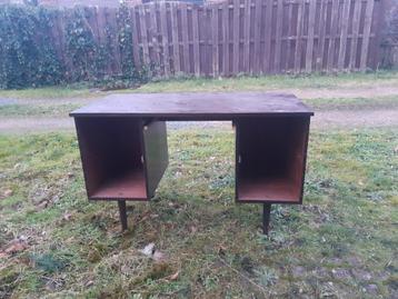 houten stevige bureau beschikbaar voor biedingen